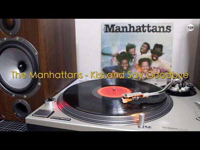 LP로 듣는 Manhattans의 'Kiss and Say Goodbye' (Vinyl) l Playing vinyl records on a turntable. class=