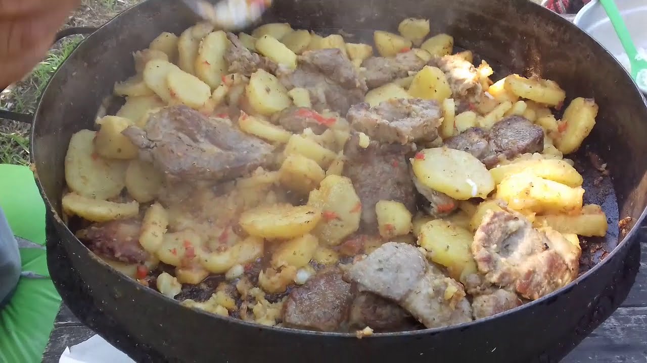 Bondiola al Disco con Papas 🍖🍟 ¡Jugosa y Crujiente, Una Delicia al Disco!