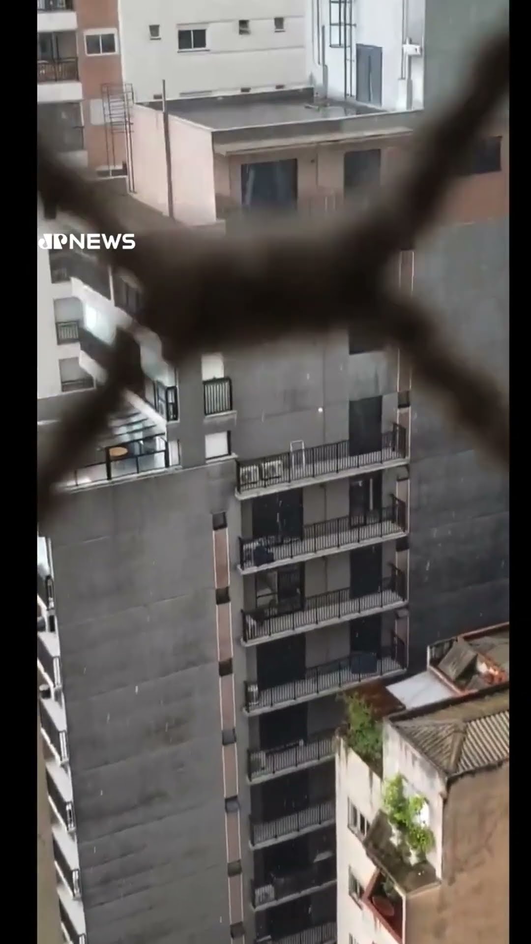Sob forte onda de calor, São Paulo registra granizo e entra em estágio de atenção para alagamentos