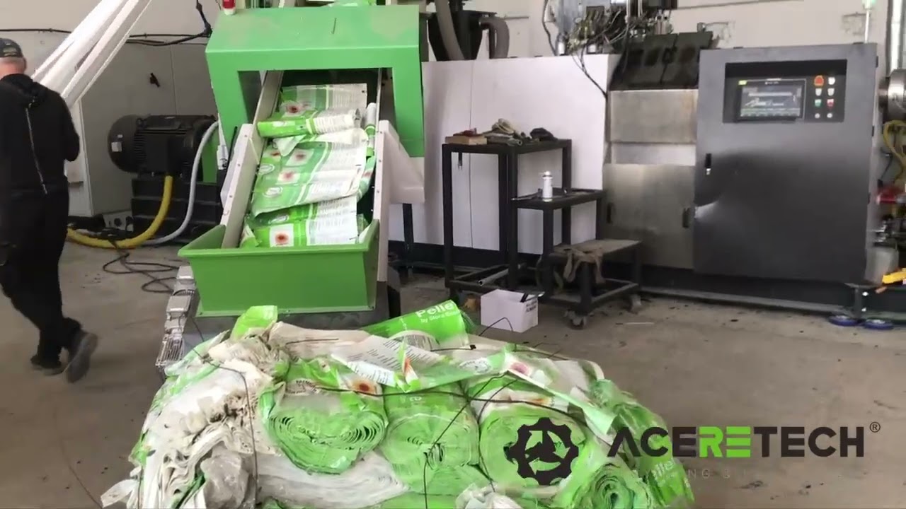 Compacting pelletizing line with hauling roller