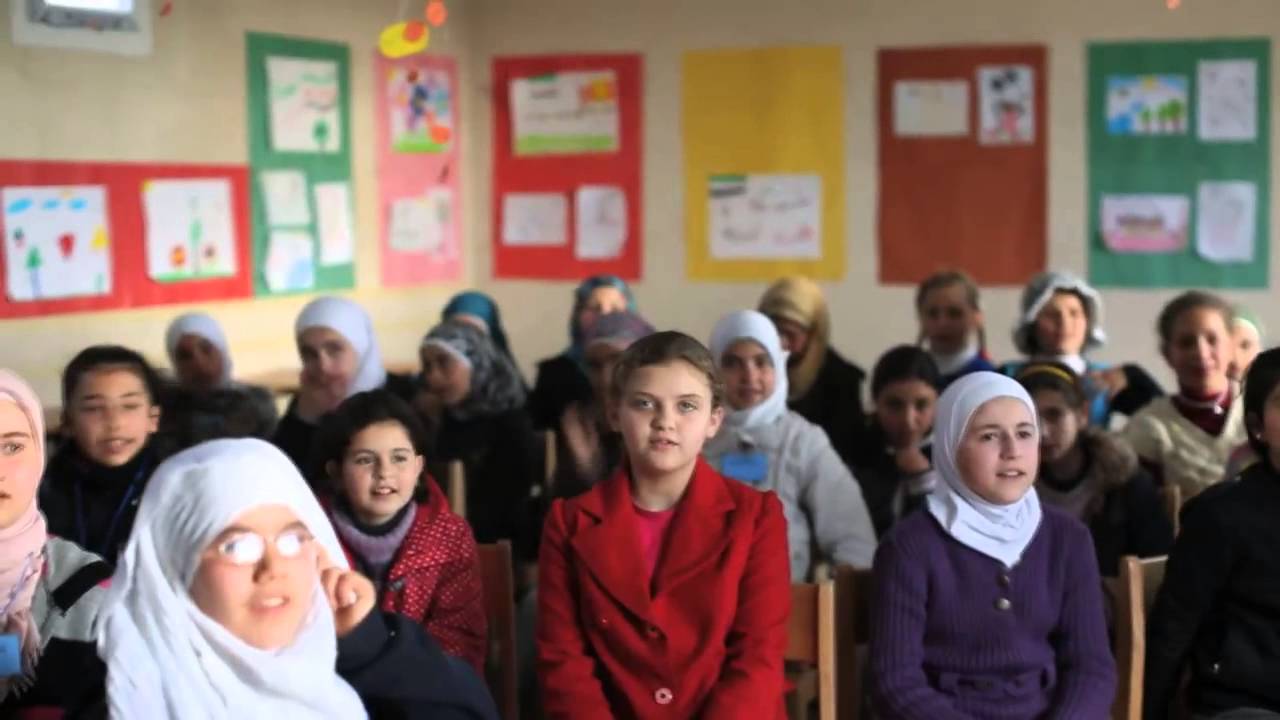 School helps young Syrian refugees - YouTube