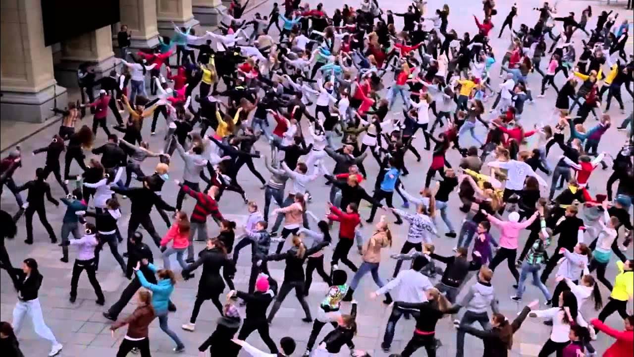 Танцевальный флешмоб. Ташкент флэшмоб. Флэшмоб танец. Группы флэшмоба. Дети танцуют на улице.