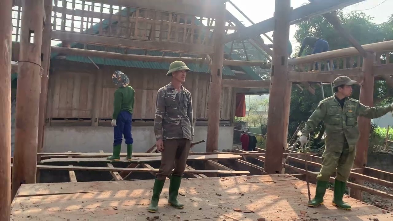 Tháo dỡ  nhà sàn cũ gỗ quý  cột khủng