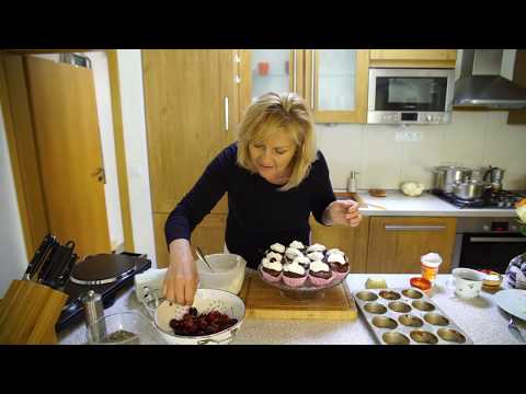 Video: Ako Piecť čerešňové Muffiny