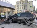 В Новосибирске BMW X5 сбил пешеходов на тротуаре и врезался в стену дома