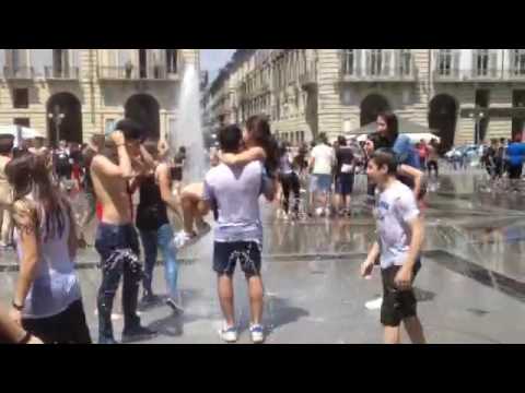 La festa di fine anno scolastico nelle fontane di piazza Castello