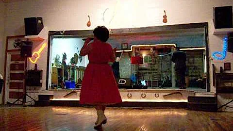 Patsy Cline Tribute Artist, Delisa Lee, Sings "Wal...