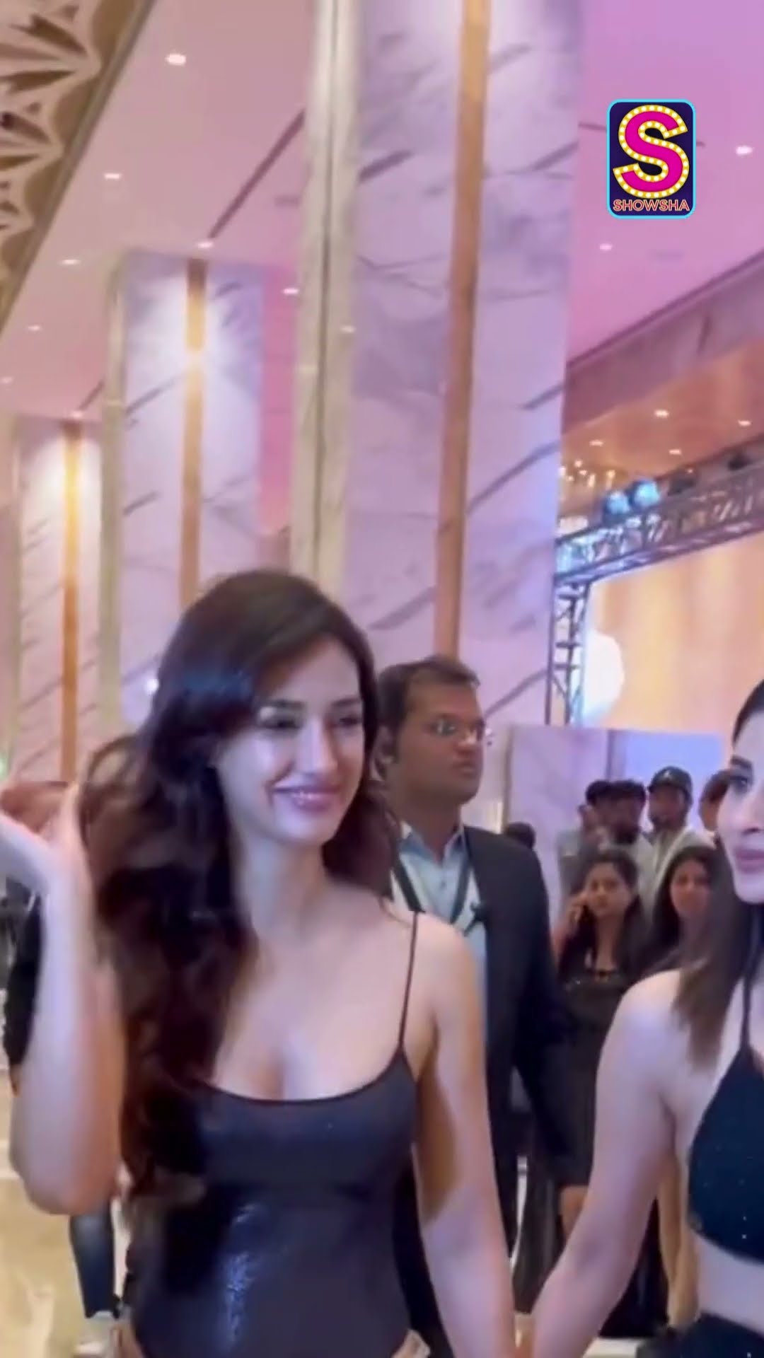 Holding Hands \u0026 Turning Heads, Best Friends Disha Patani \u0026 Mouni Roy Make Onlookers Swoon | N18S
