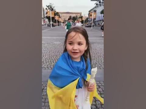 Соломія з Дніпра грає на сопілці пісню «Stefania», і збирає гроші для # ...