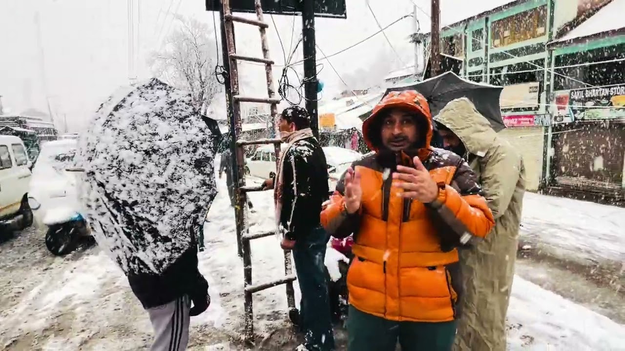 During the snowfall in Kishtwar, electricity workers have been inspecting all areas of the city 