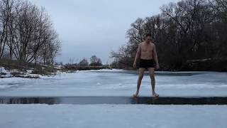 Extreme hardening Winter swimming Ice water swimming.Экстрим Закаливание Моржевание плавание в ледян