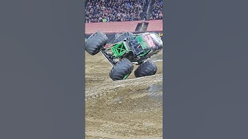 #monsterjam #gravedigger #detroit #bicycle #save #twowheelskills #shorts #short