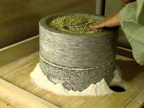 手挽き石臼で蕎麦粉の自家製粉 1 Youtube