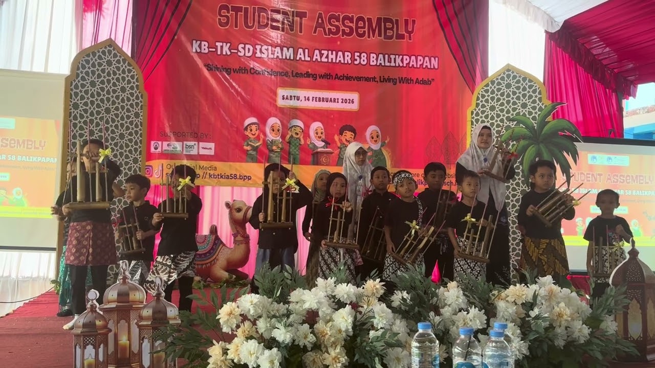 Penampilan savannah dan teman2 TK Al-Azhar58 memainkan alat musik angklung#angklung#tkalazhar 