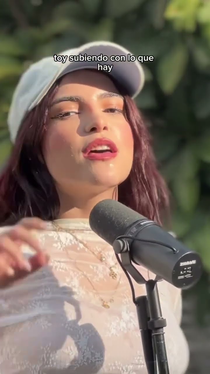 Iba a mostrar mi próxima canción y me ECHARON AGUA? ? (pero estoy Freshca)