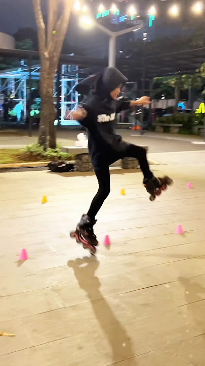 Malam, lampu, dan roda yang menari.Classic slalom vibes 🛼✨#hijabstyle #sepaturoda