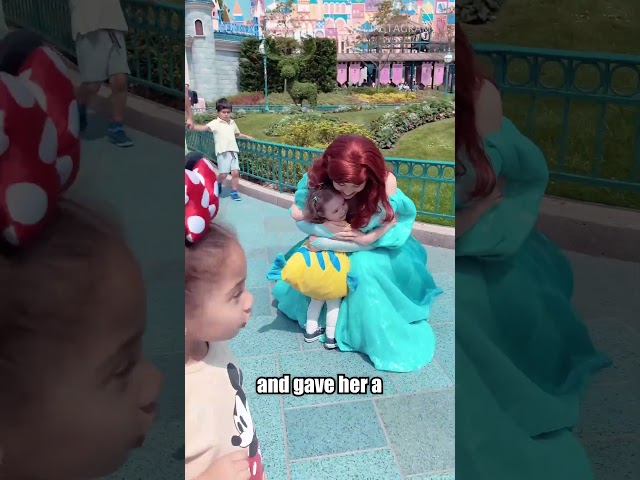 Flounder Meets Ariel At Disneyland! ❤️ class=