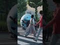 街中に、アメフトのヘルメットが走ってる！？