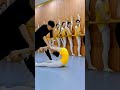 腰と股関節の柔軟運動 バレエ教室の風景