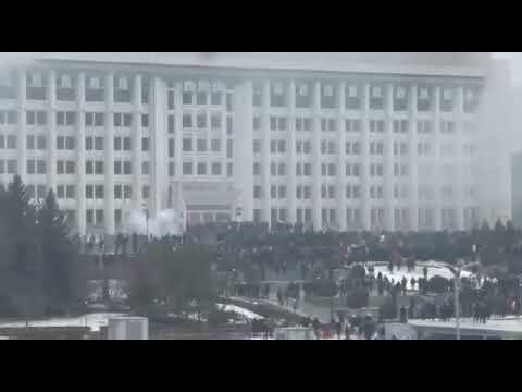 Протесты в Казахстане. Митингующие пошли на штурм мэрии города Алма-Аты.