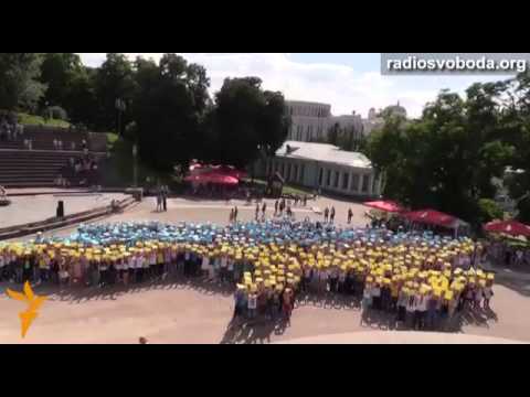 კიევში უკრაინის დროშის ფერებში ფლეშმობი მოეწყო