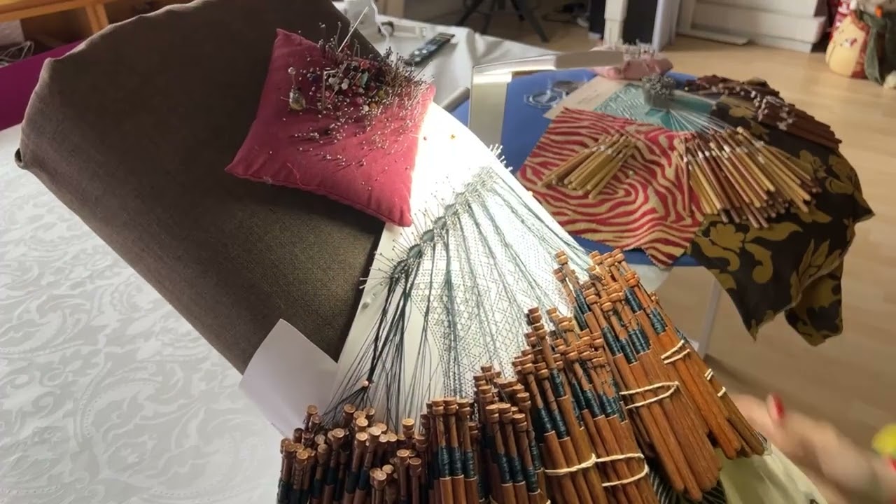 Girar la almohadilla en abanicos 14 - flor de mayo, lienzo y virgen. Raquel M Adsuar Bolillotuber