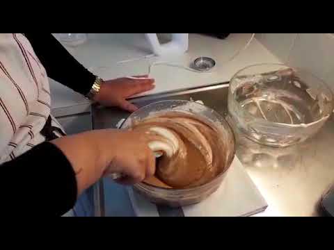 Video: Maapähkinäkakku Sokeroiduilla Hedelmillä