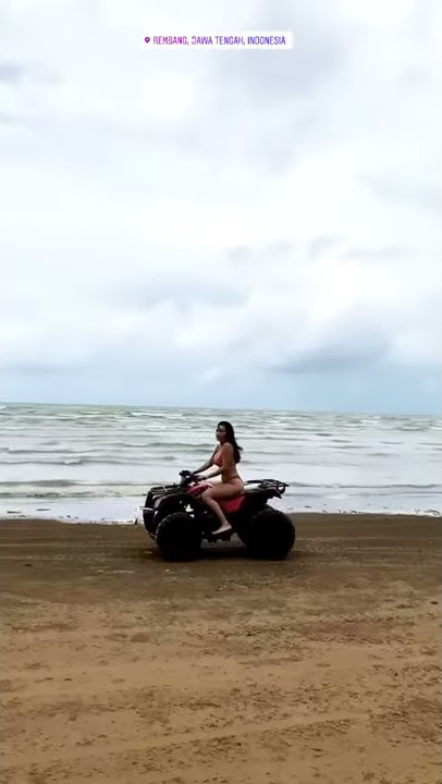 Ratu Felisha Bikini di pantai