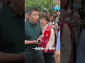高考生进考场前下巴意外脱臼，距开考十分钟已来不及就医治疗……执勤民警在家长堆中找到医生，现场成功复位，考生继续考试。#熱門 #中国