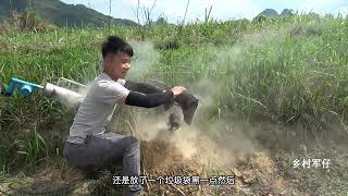 Rat Hunting in the Field | Using Smoke to Drive Rats from a New Hole