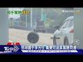 國道驚見輪胎自轉! 羽球國手載妻兒閃過 廂型車三輪傾斜停路肩｜TVBS新聞 @TVBSNEWS01