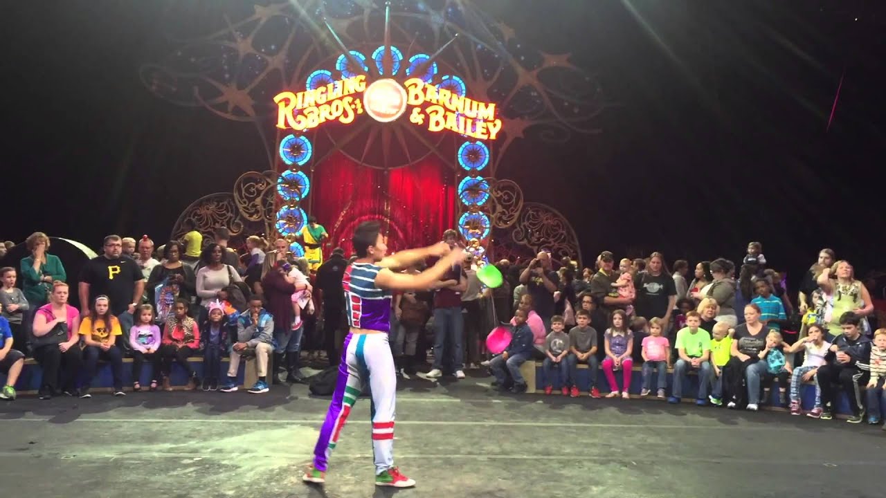 diabolo show in RingLingbros circus