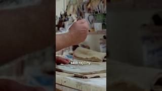 Masa Hliny Sa Pod Šikovnými Rukami Remeselníka Postupne Mení Na Kachlicu Pre Budúcu Pec.