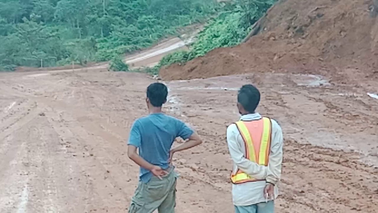 Detik detik truk masuk jurang