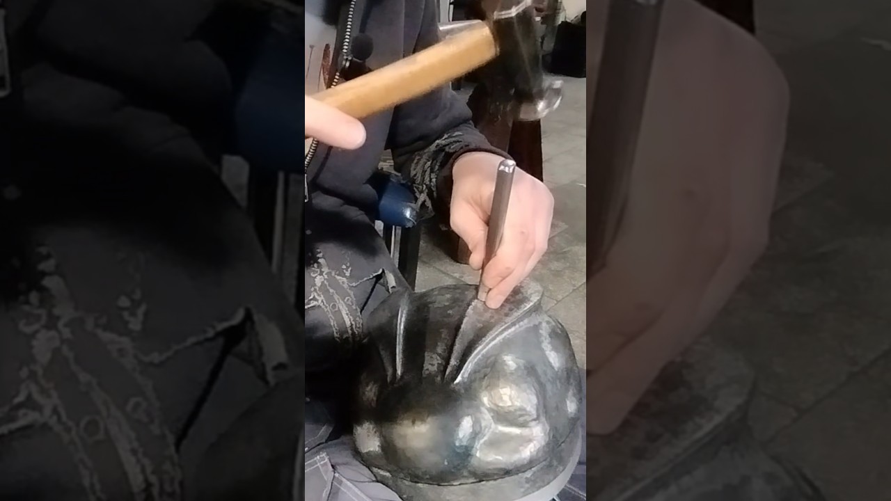 Смотришь в одно место, бьёшь в другое. 