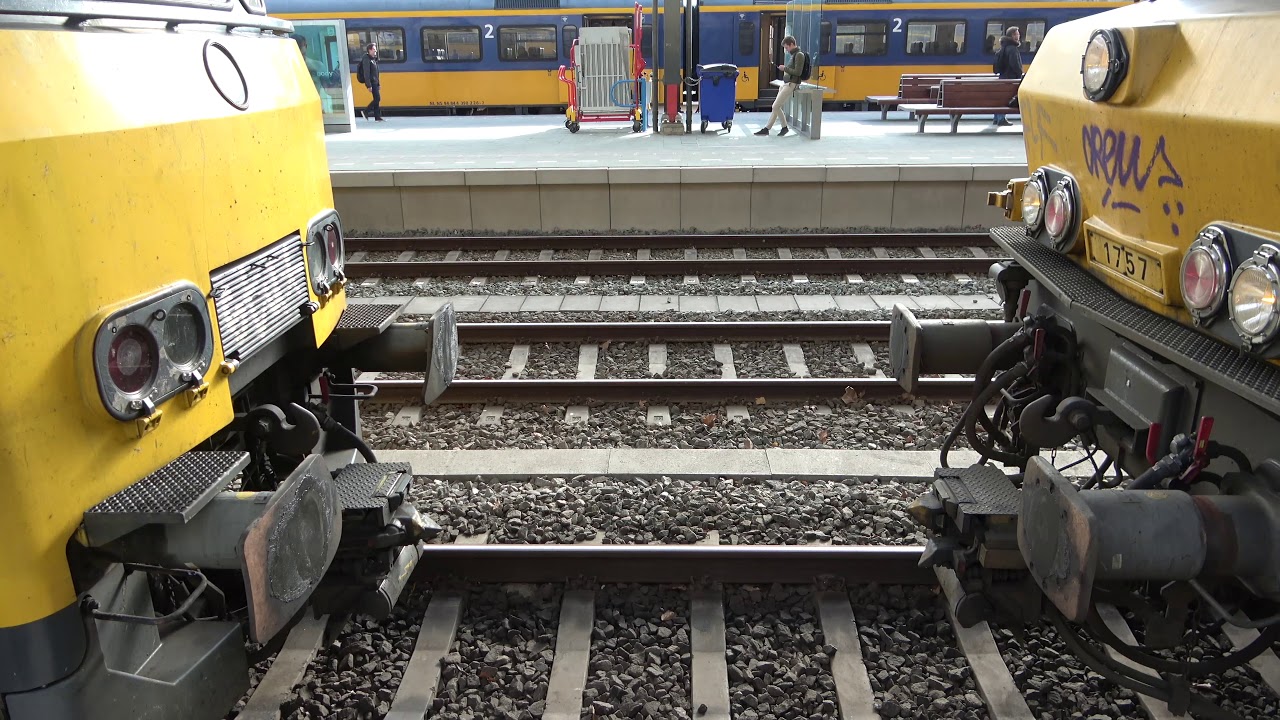 NS E-Loc 1740+DD-AR 7315 koppelt aan 7334+1757 en vertrekken van station Zwolle