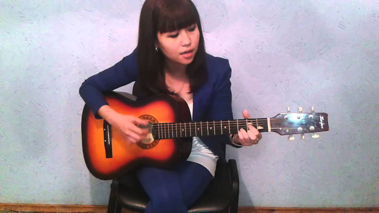 акын певец казахский. казашка поет красивую песню. казахские игрушки. казашка из концерты. девушка поёт песню казахскую песню.