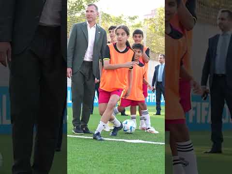 Əfsanəvi futbolçu Andrey Şevçenko Bakı məktəblilərinə qol vurmağa çalışdı