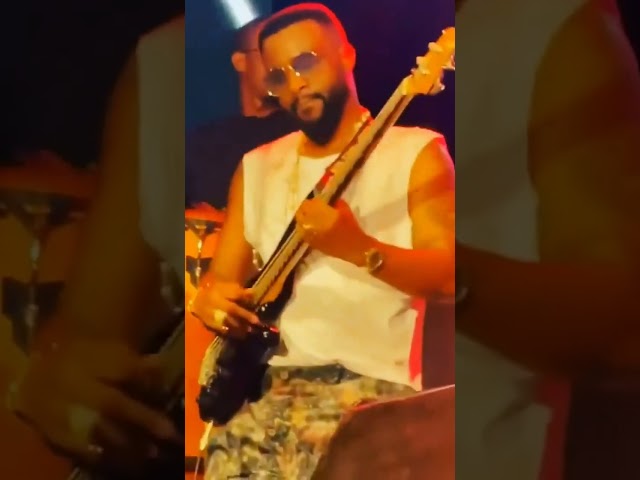 Fally Ipupa pro de la guitare. class=