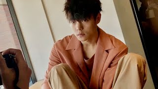 窪田正孝、首元肌けた〝艶っぽカット〟に大人の色気／第8弾 11月デジタルカレンダー メイキング映像
