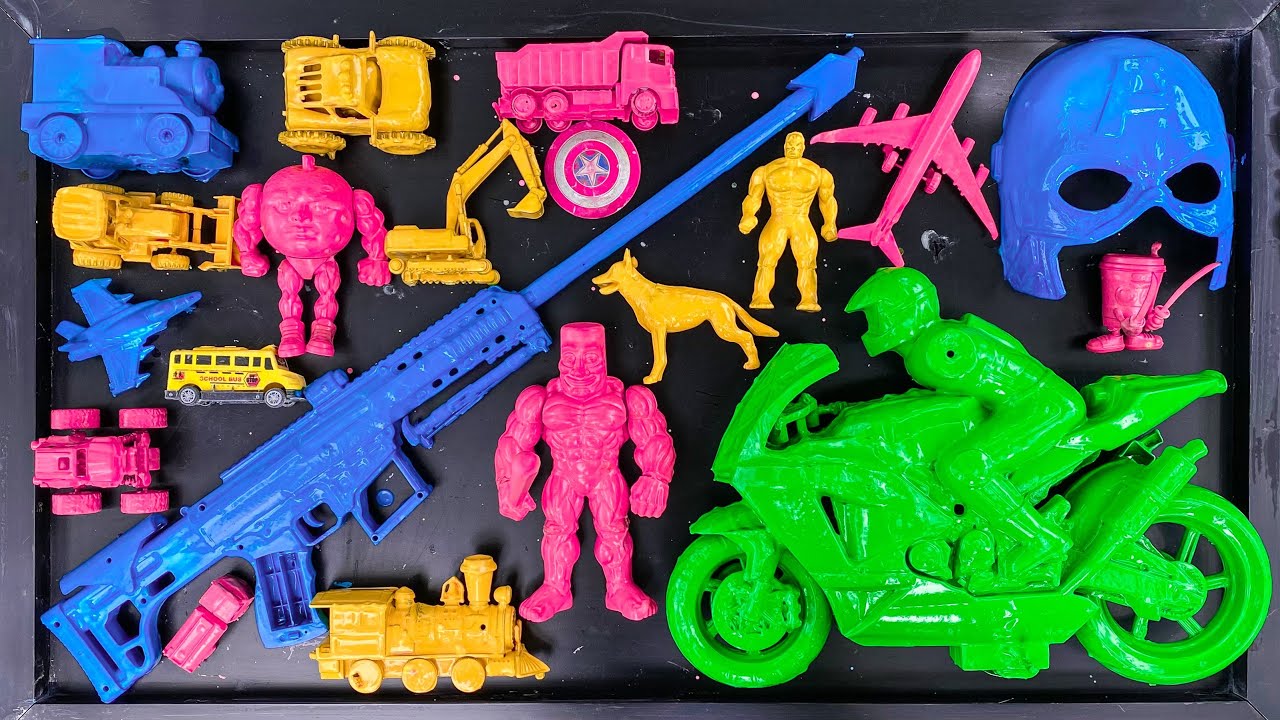 Membersihkan mobil mobilan,motor balap,kereta api,pesawat,topeng