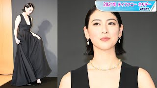 三吉彩花、胸元が開いた大胆ドレスで魅了　10.14カラットの一粒石ダイヤモンドリングも