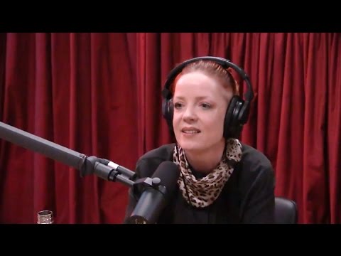 Video: Shirley Manson netto waarde: Wiki, Getroud, Familie, Trou, Salaris, Broers en susters