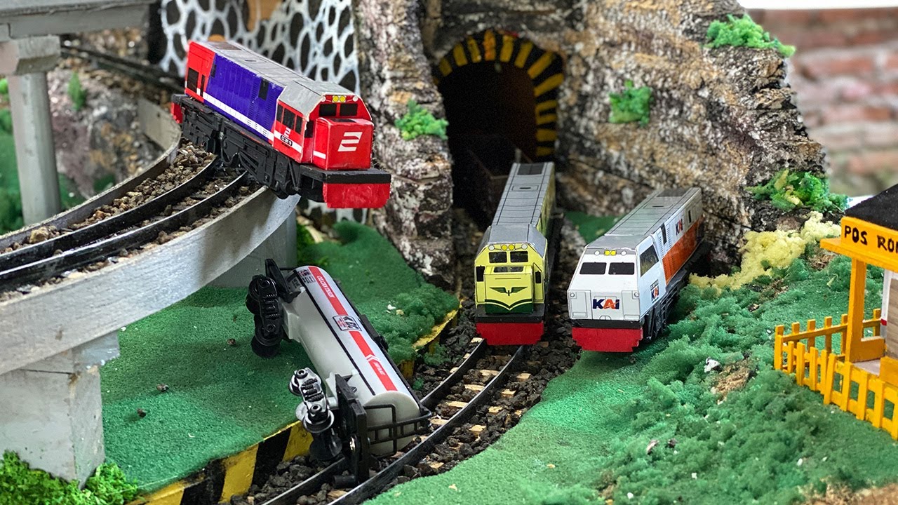 Drama Kereta Api CC203, CC201 Vintage Perumka Anjlok Tabrak Terowongan Rel Layang Diorama