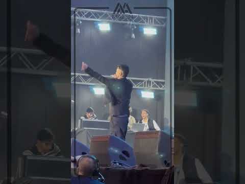 مراته واقفه عل المسرح عينها عليها وبتدعمه احمد سعد وزوجته في اول ظهور بعد عودته من حادث سير