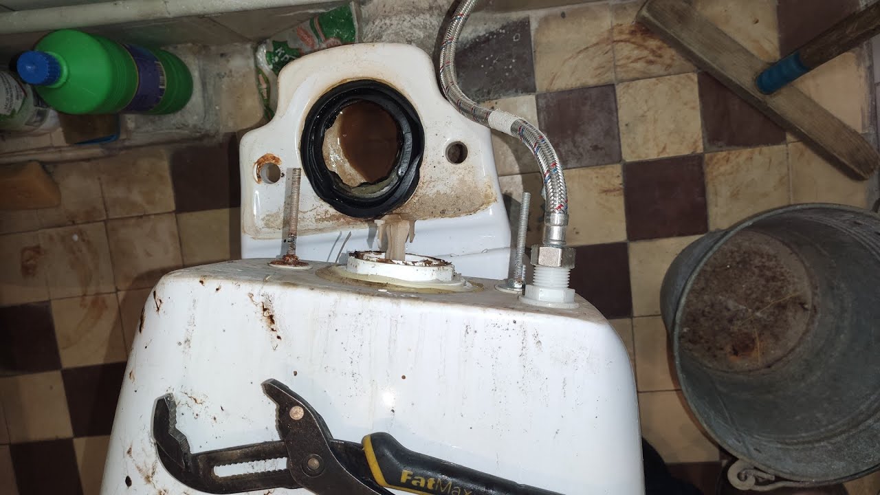 Запала кнопка бочка унитаза | Ремонт своими руками | Будни Сантехника ...