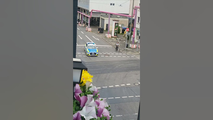 Polizei trifft am Einsatz Zielort [Auf Einsatzfahrt]