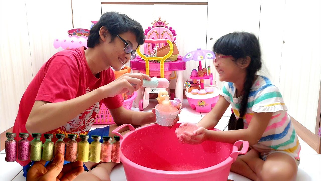 Ajaib! Lihat Reaksinya!! 😱 Shafeea Hanum Main Pasir  Warna Warni + Air = Salju !! ❤ Mainan Murah