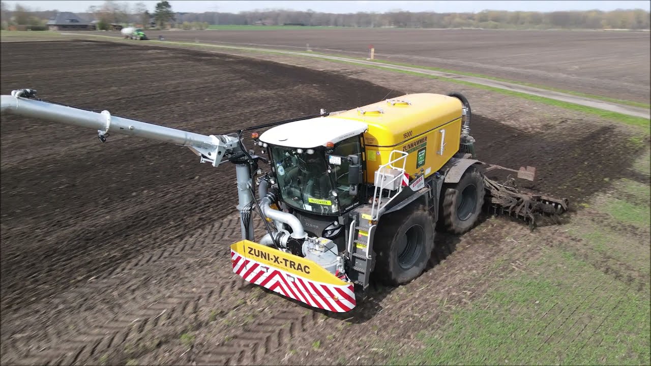 Claas XERION 4200 von ZUNHAMMER Gülle mit ZUNI-X-TRAC ausbringen.