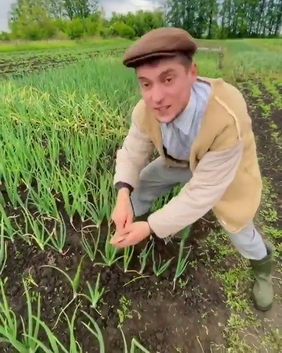 Liolik.ua кушает лук. - YouTube